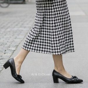 Easy Street Millie Black Pumps Size 8.5 M Low Block Heel with Patent Toe NWB